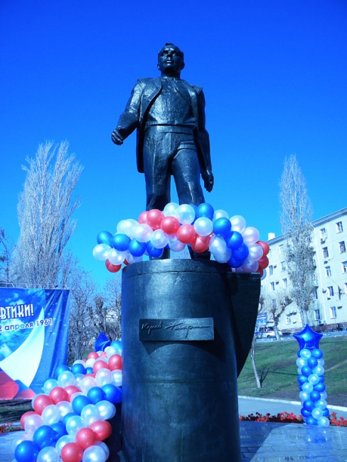 У памятника Юрию Гагарину провели праздничный митинг