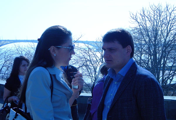 У памятника Юрию Гагарину провели праздничный митинг