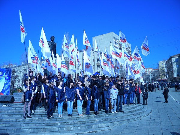У памятника Юрию Гагарину провели праздничный митинг