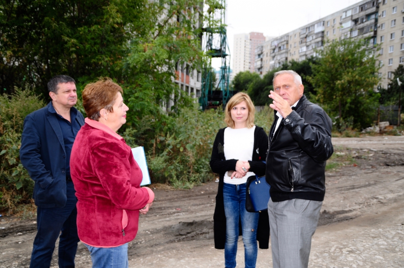 Василий Максимов встретился с дольщиками на стройплощадках проблемных домов