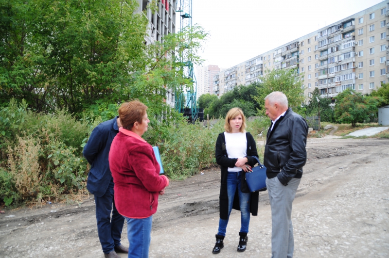 Василий Максимов встретился с дольщиками на стройплощадках проблемных домов