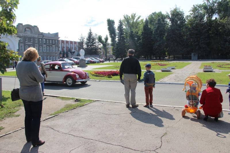 Саратовцам показали ретро-«Мерседесы», «Кадиллаки» и «полуторку»