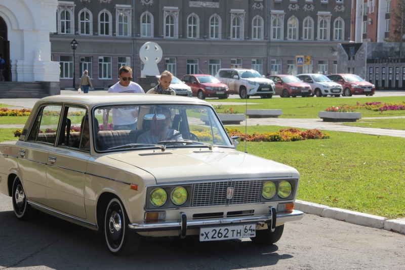 Саратовцам показали ретро-«Мерседесы», «Кадиллаки» и «полуторку»