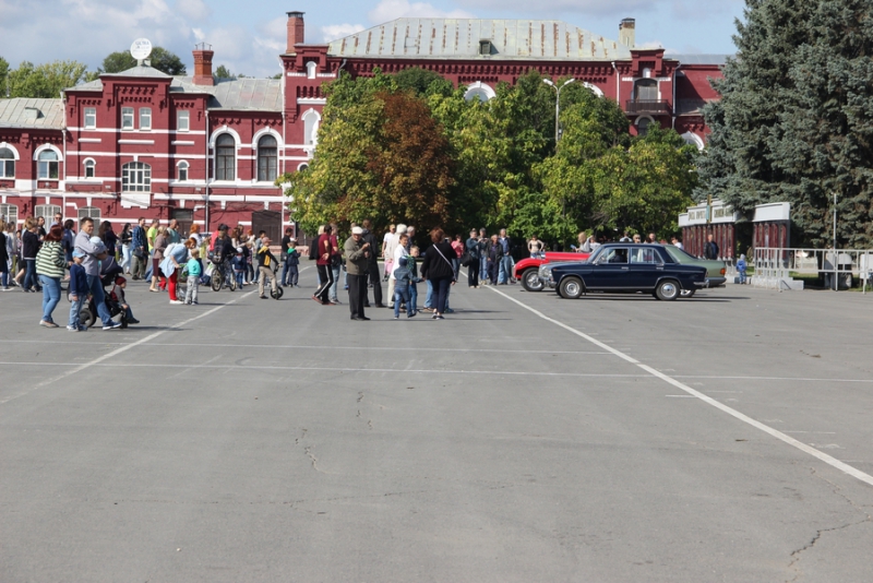 Саратовцам показали ретро-«Мерседесы», «Кадиллаки» и «полуторку»
