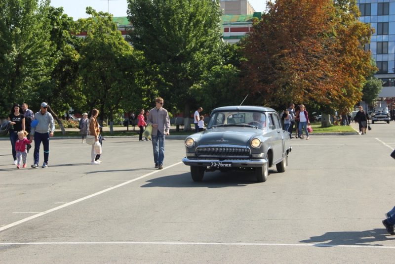 Саратовцам показали ретро-«Мерседесы», «Кадиллаки» и «полуторку»