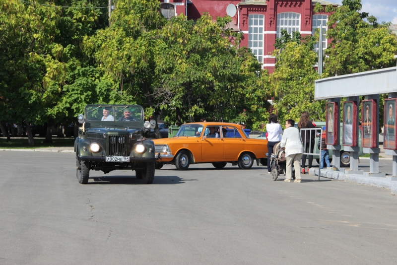 Саратовцам показали ретро-«Мерседесы», «Кадиллаки» и «полуторку»