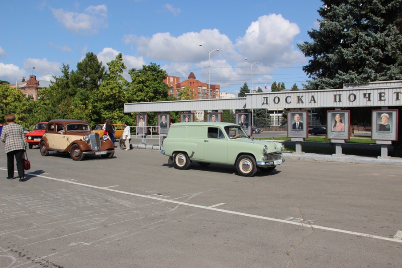Саратовцам показали ретро-«Мерседесы», «Кадиллаки» и «полуторку»