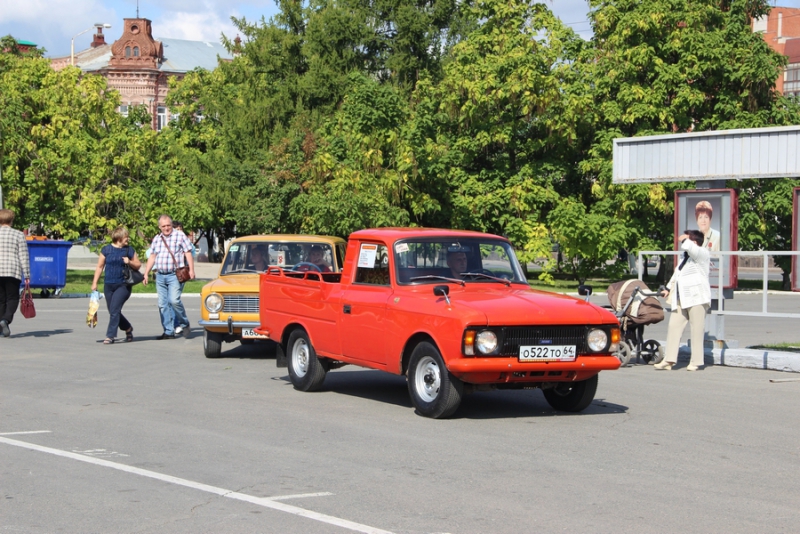 Саратовцам показали ретро-«Мерседесы», «Кадиллаки» и «полуторку»