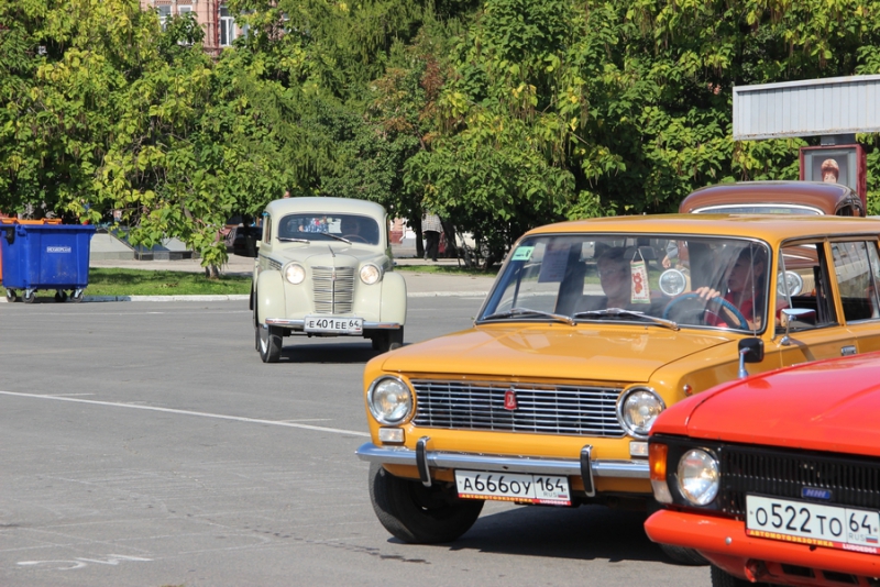 Саратовцам показали ретро-«Мерседесы», «Кадиллаки» и «полуторку»