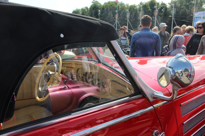 Саратовцам показали ретро-«Мерседесы», «Кадиллаки» и «полуторку»