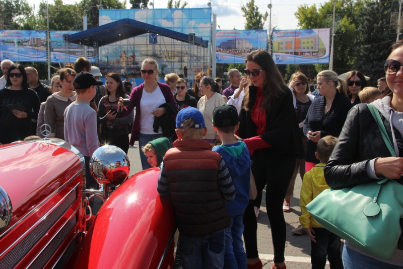 Саратовцам показали ретро-«Мерседесы», «Кадиллаки» и «полуторку»