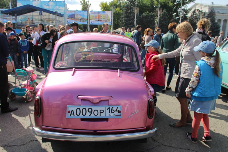 Саратовцам показали ретро-«Мерседесы», «Кадиллаки» и «полуторку»