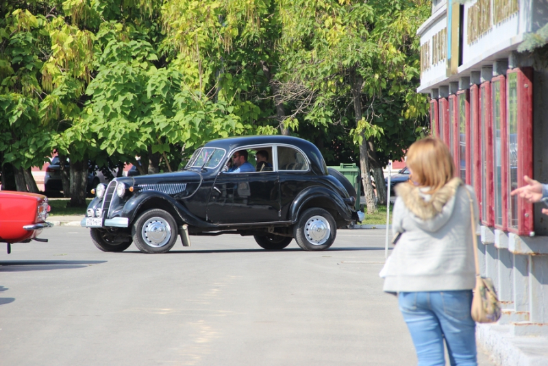 Саратовцам показали ретро-«Мерседесы», «Кадиллаки» и «полуторку»