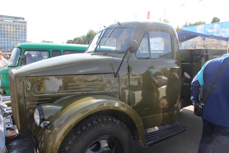 Саратовцам показали ретро-«Мерседесы», «Кадиллаки» и «полуторку»
