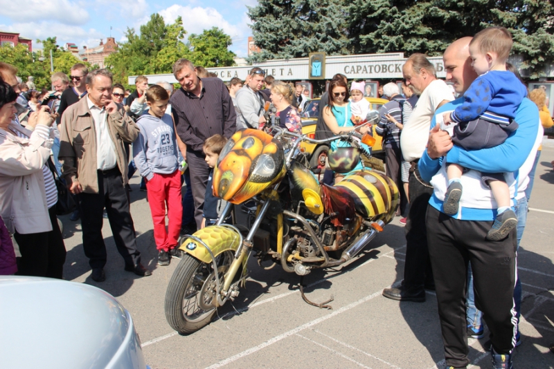 Саратовцам показали ретро-«Мерседесы», «Кадиллаки» и «полуторку»