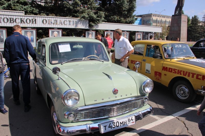 Саратовцам показали ретро-«Мерседесы», «Кадиллаки» и «полуторку»