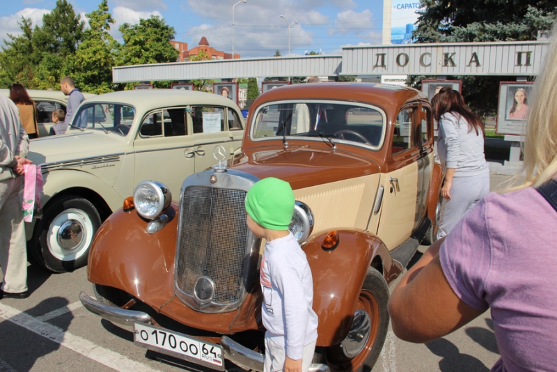 Саратовцам показали ретро-«Мерседесы», «Кадиллаки» и «полуторку»