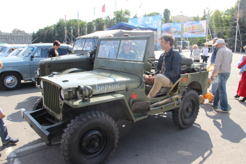 Саратовцам показали ретро-«Мерседесы», «Кадиллаки» и «полуторку»