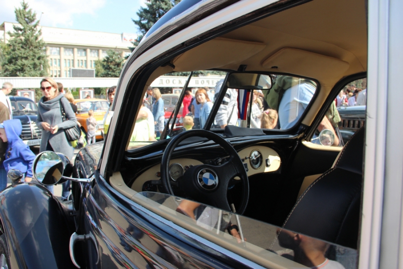 Саратовцам показали ретро-«Мерседесы», «Кадиллаки» и «полуторку»