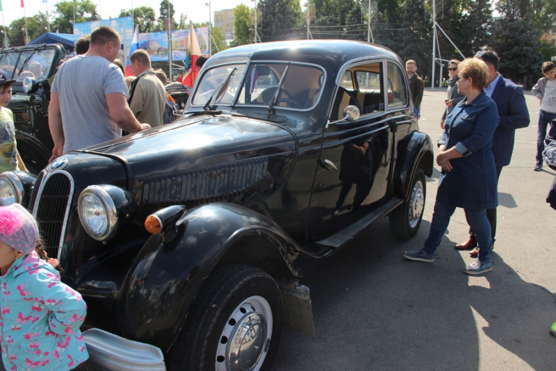 Саратовцам показали ретро-«Мерседесы», «Кадиллаки» и «полуторку»