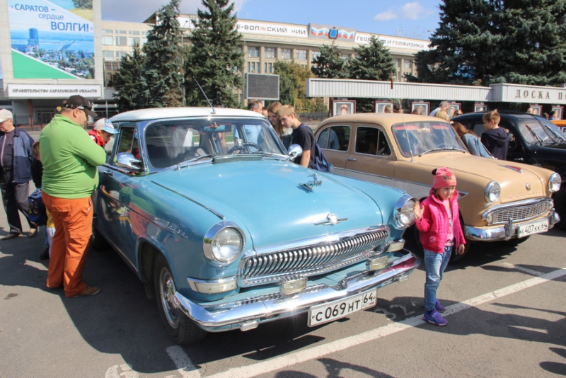 Саратовцам показали ретро-«Мерседесы», «Кадиллаки» и «полуторку»