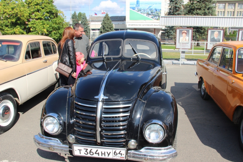 Саратовцам показали ретро-«Мерседесы», «Кадиллаки» и «полуторку»