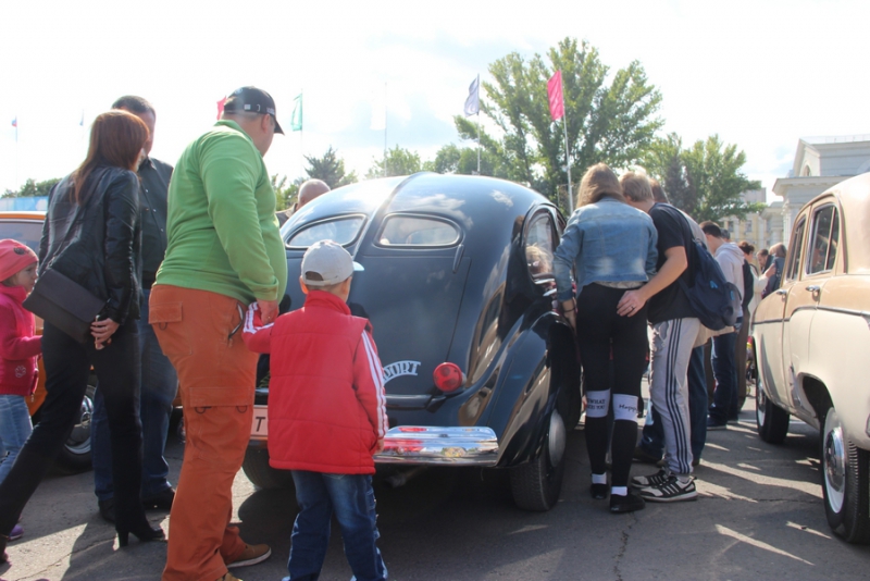 Саратовцам показали ретро-«Мерседесы», «Кадиллаки» и «полуторку»