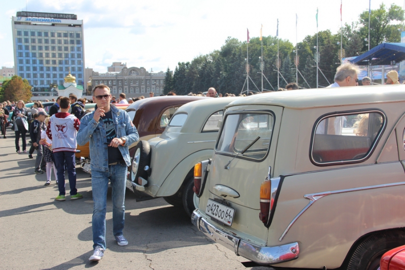 Саратовцам показали ретро-«Мерседесы», «Кадиллаки» и «полуторку»