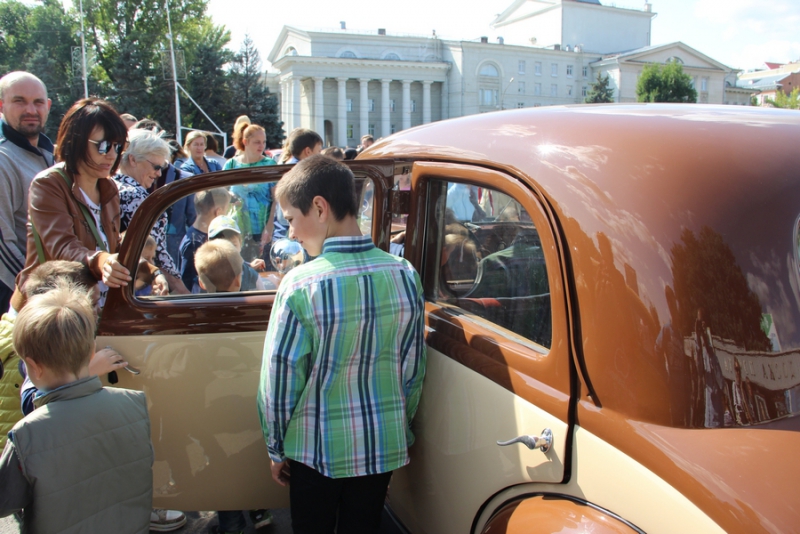 Саратовцам показали ретро-«Мерседесы», «Кадиллаки» и «полуторку»