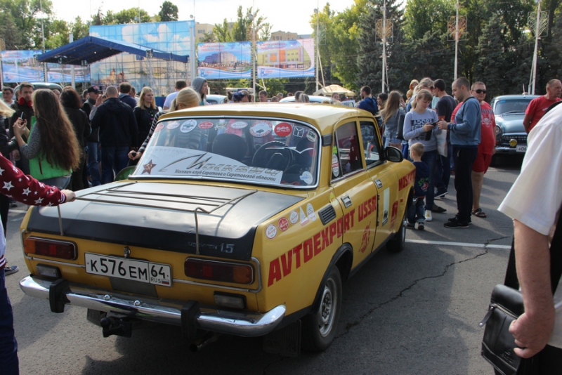 Саратовцам показали ретро-«Мерседесы», «Кадиллаки» и «полуторку»