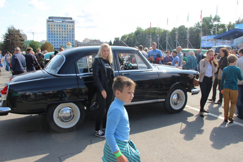 Саратовцам показали ретро-«Мерседесы», «Кадиллаки» и «полуторку»