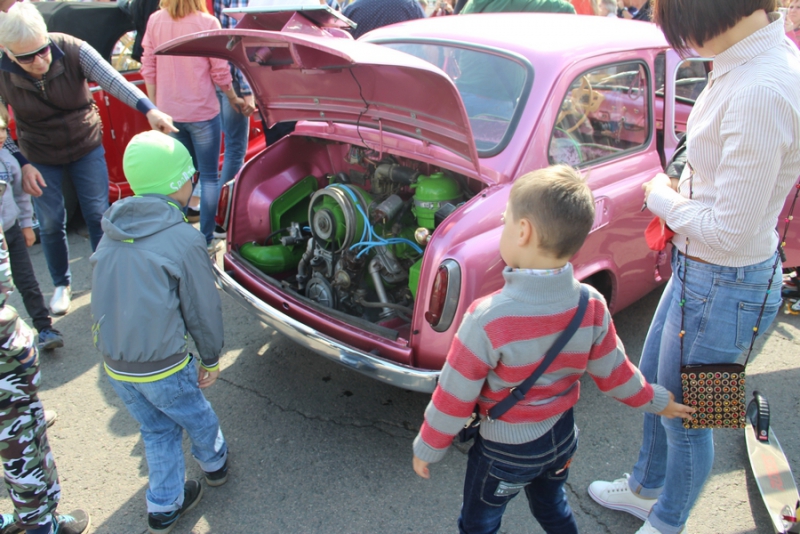 Саратовцам показали ретро-«Мерседесы», «Кадиллаки» и «полуторку»