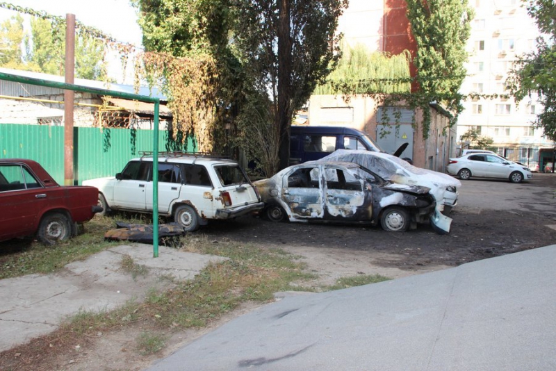 Саратовцы уверены в поджоге трех автомобилей во дворе дома