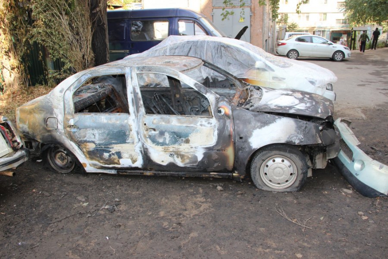 Саратовцы уверены в поджоге трех автомобилей во дворе дома