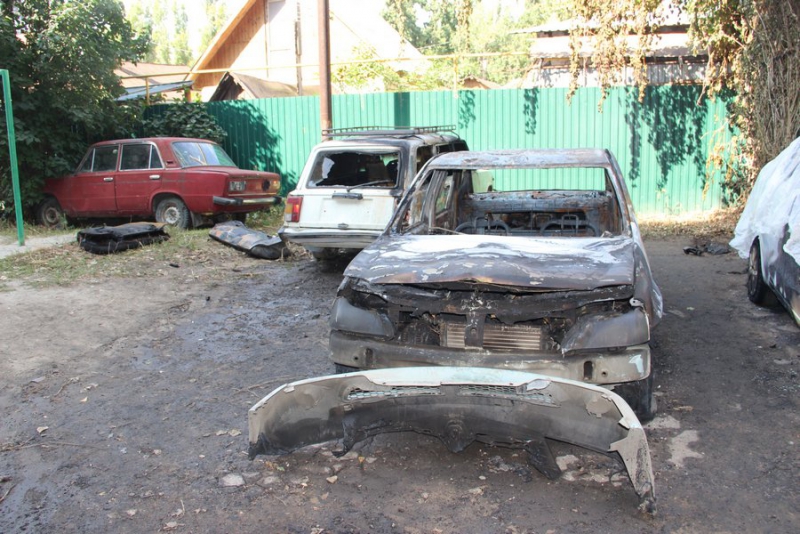 Саратовцы уверены в поджоге трех автомобилей во дворе дома