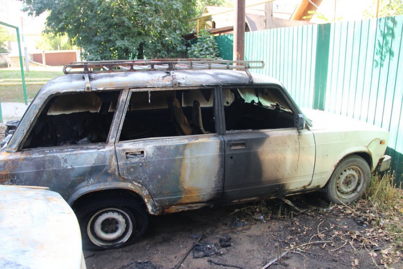 Саратовцы уверены в поджоге трех автомобилей во дворе дома