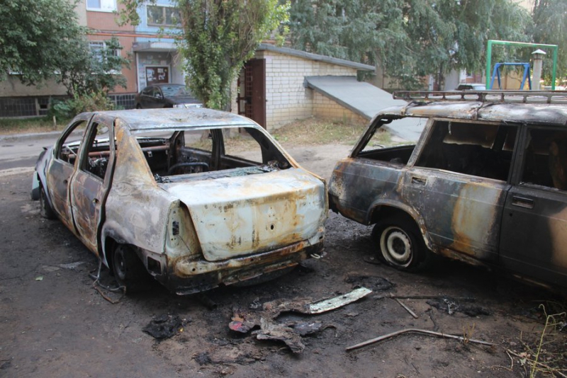 Саратовцы уверены в поджоге трех автомобилей во дворе дома