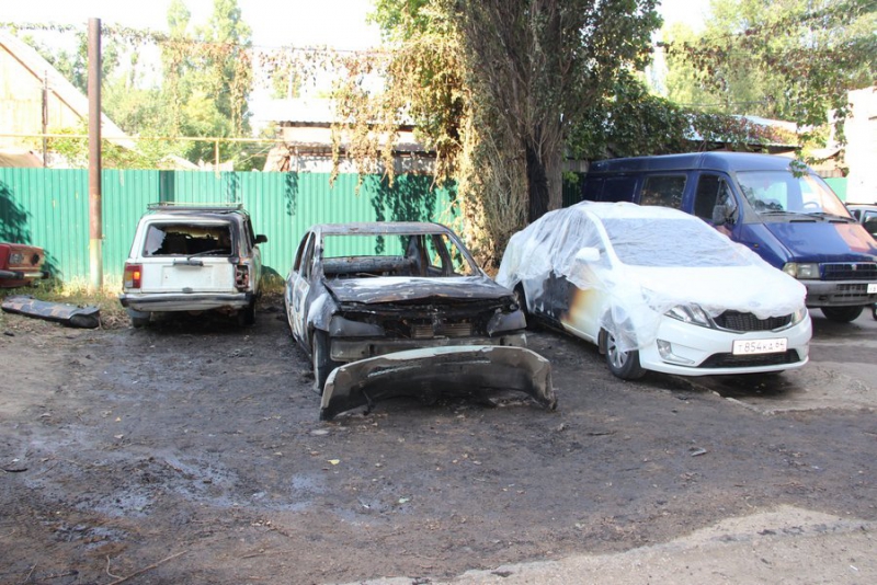 Саратовцы уверены в поджоге трех автомобилей во дворе дома
