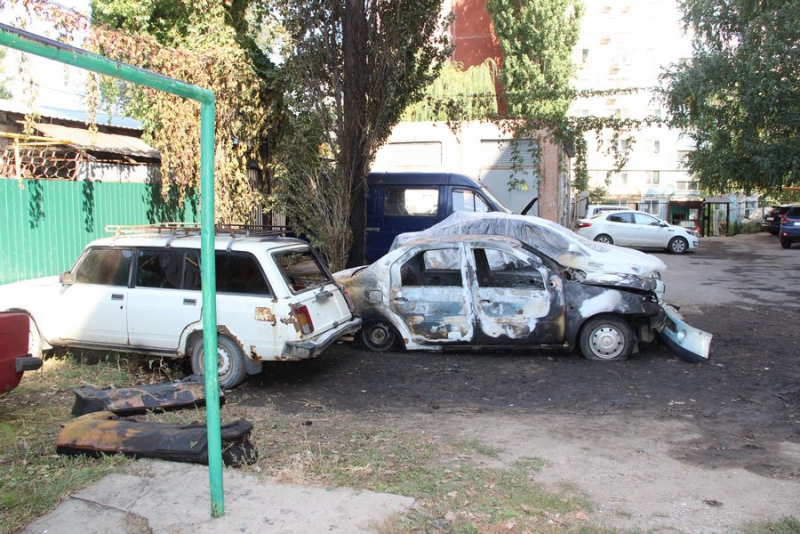 Саратовцы уверены в поджоге трех автомобилей во дворе дома