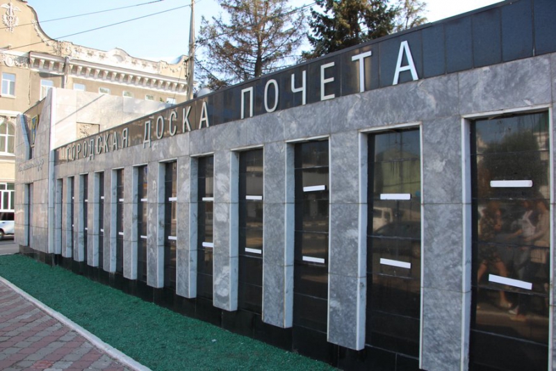 В Саратове неожиданно сняли портреты с городской доски почета