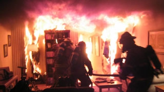 Пожарные спасли от огня девушку-инвалида Пожарные спасли от огня девушку-инвалида