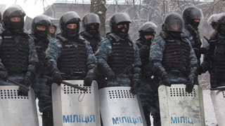 Олегу Грищенко привезли щит с Майдана