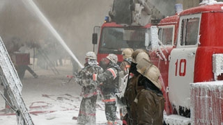 Более 20 пожарных расчетов тушили огонь на Саратовском нефтеперерабатывающем заводе Более 20 пожарных расчетов тушили огонь на Саратовском нефтеперерабатывающем заводе