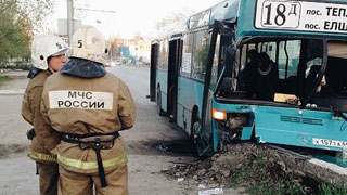 Автобус 18Д врезался в бордюр. Половина пассажиров получили травмы