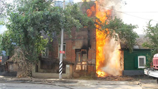 В центре Саратова горят 4 здания, жильцы эвакуируются