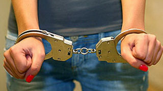 За демонстрацию нацистской наколки задержана женщина За демонстрацию нацистской наколки задержана женщина