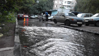 Дворы в центре Саратова затоплены из-за коммунальной аварии
