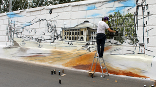 Художники украшают стены новой набережной