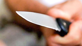 Пассажир в общественном транспорте упал на ножи