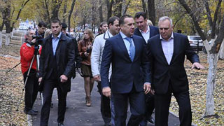 Грищенко предложил заменить лавочки в новом сквере Строителей Грищенко предложил заменить лавочки в новом сквере Строителей